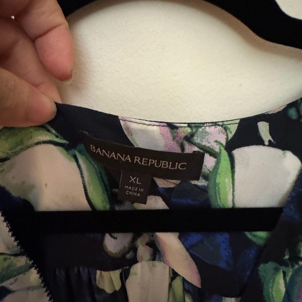 Banana Republic floral sleeveless blouse. Size xl - Picture 3 of 10